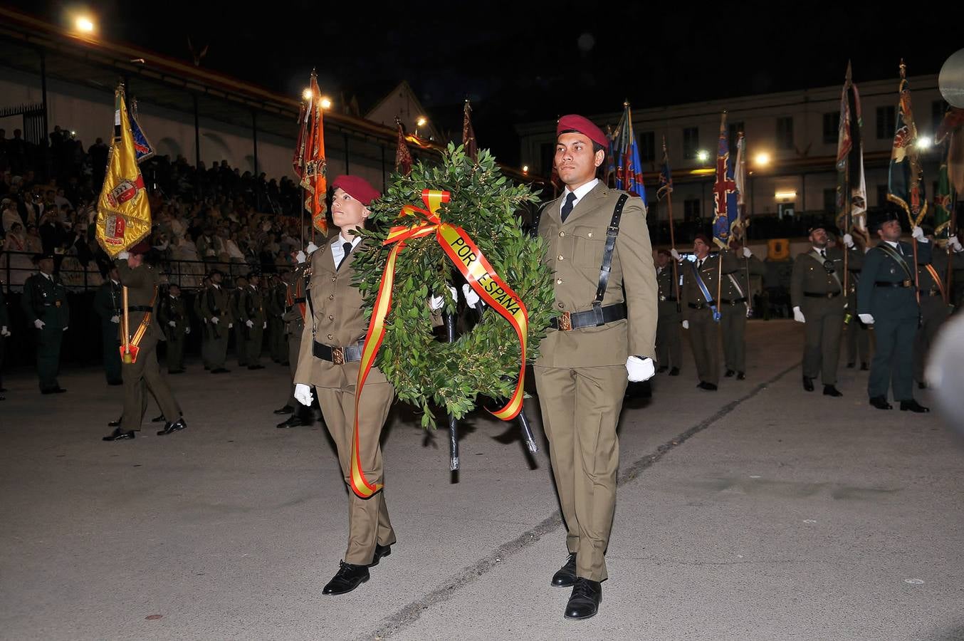 El homenaje de las Fuerzas Armadas a las falleras mayores, en imágenes