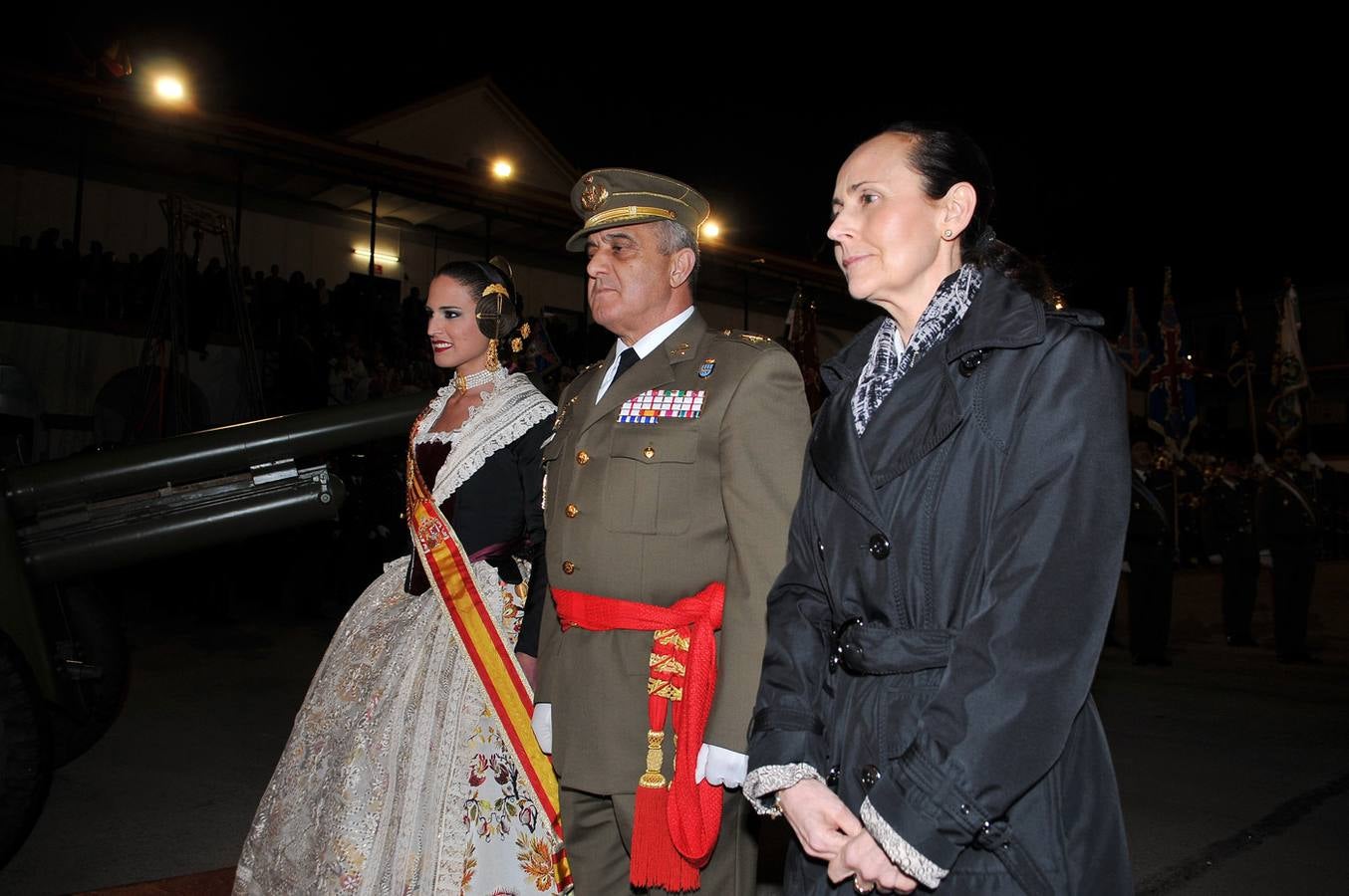 El homenaje de las Fuerzas Armadas a las falleras mayores, en imágenes