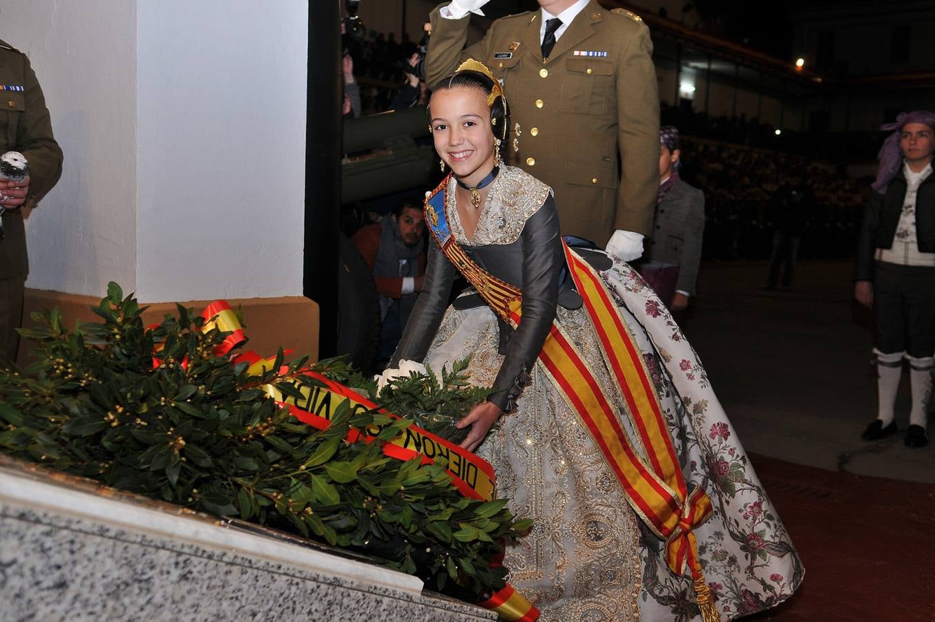 El homenaje de las Fuerzas Armadas a las falleras mayores, en imágenes