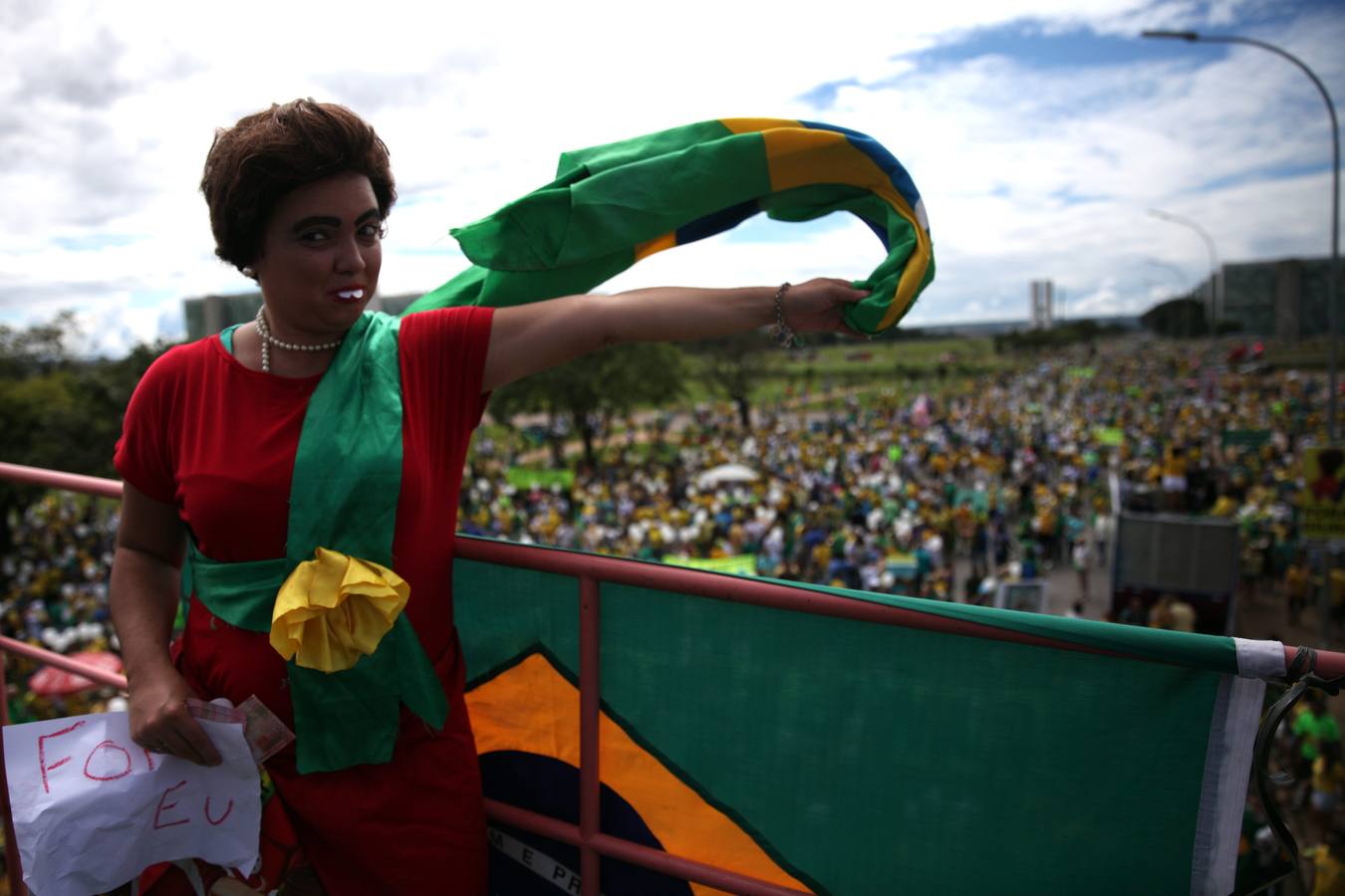 Miles de brasileños se manifiestan contra Rousseff