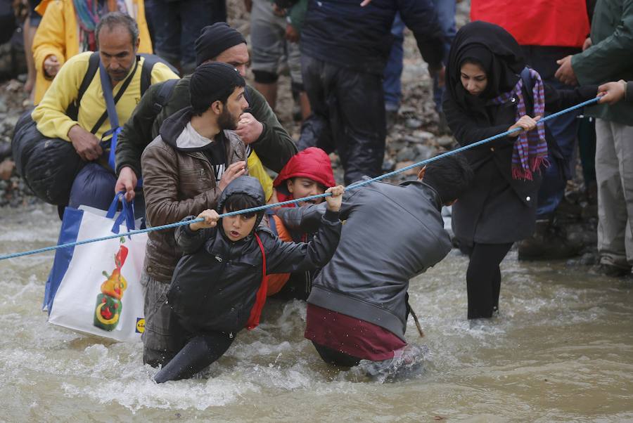 Un millar refugiados logra cruzar de Grecia a Macedonia