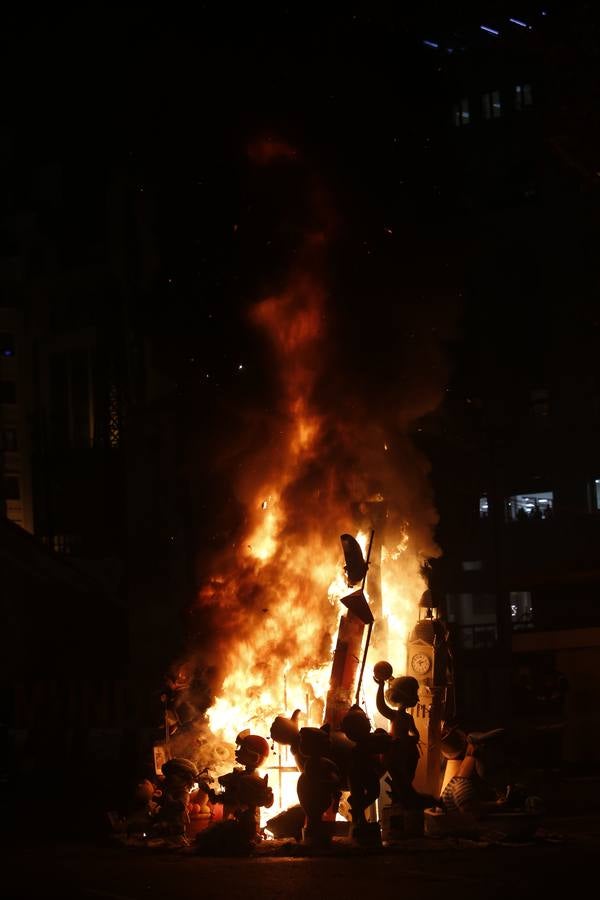 Fallas 2016: La cremà infantil municipal, en imágenes