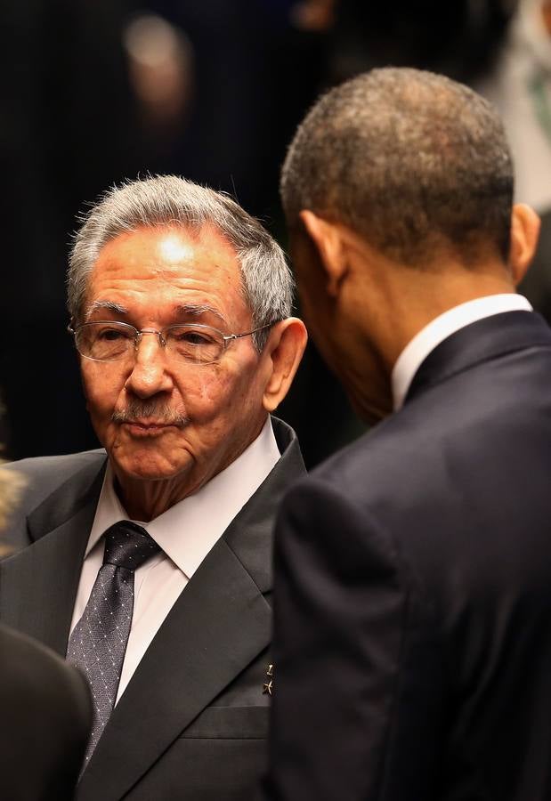 Castro recibe a Obama en su segundo día en La Habana