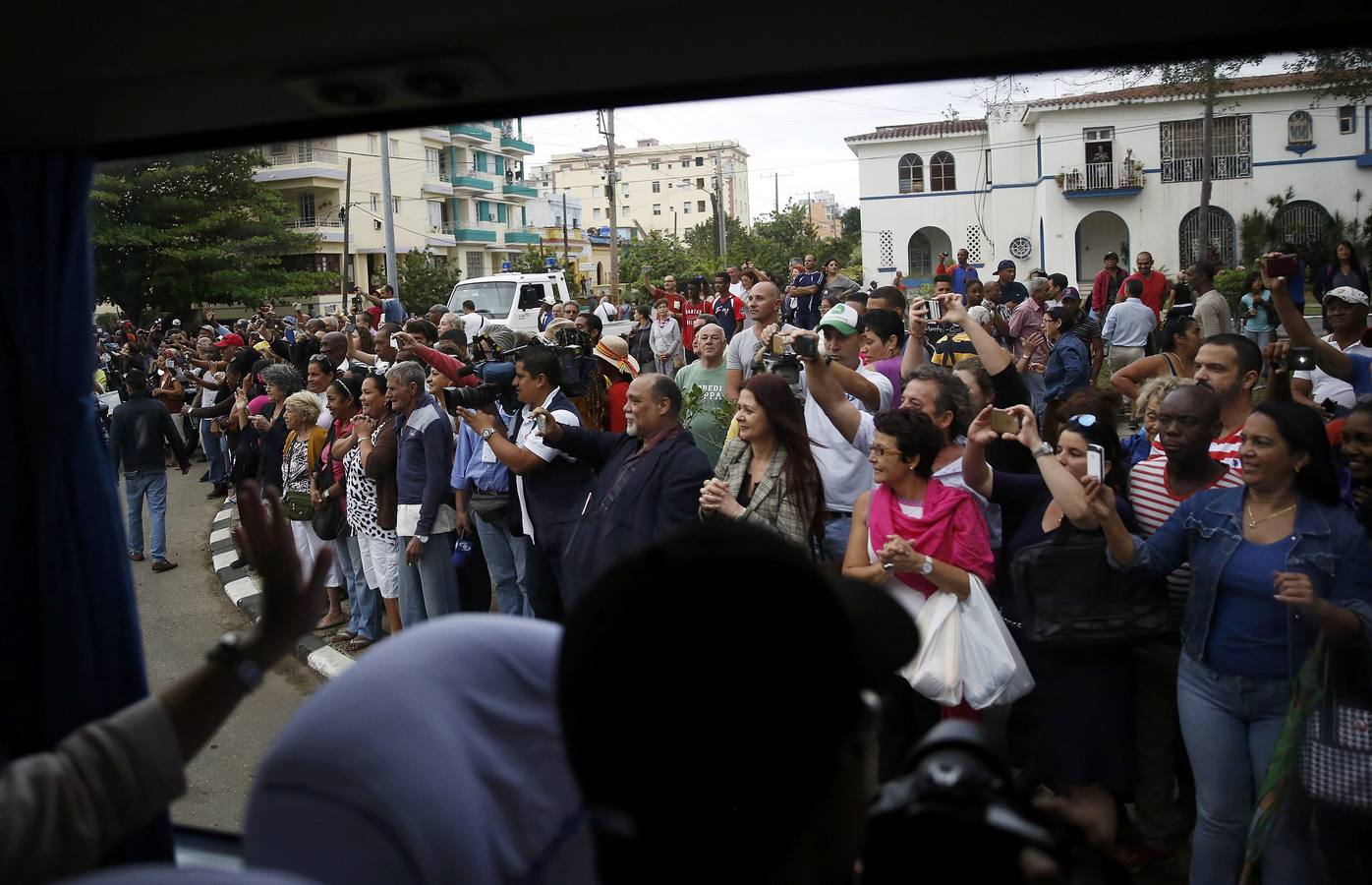 Castro recibe a Obama en su segundo día en La Habana