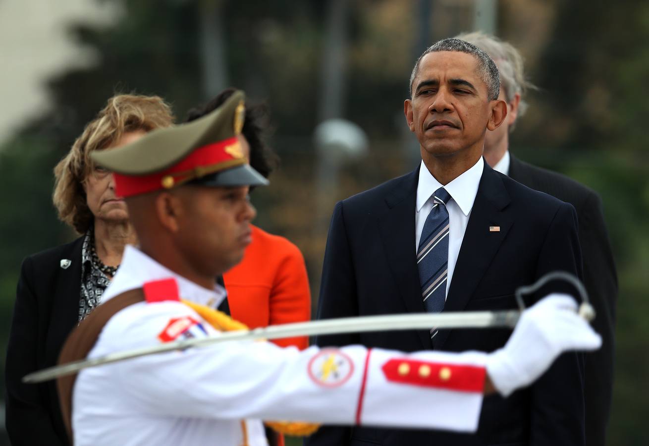 Castro recibe a Obama en su segundo día en La Habana