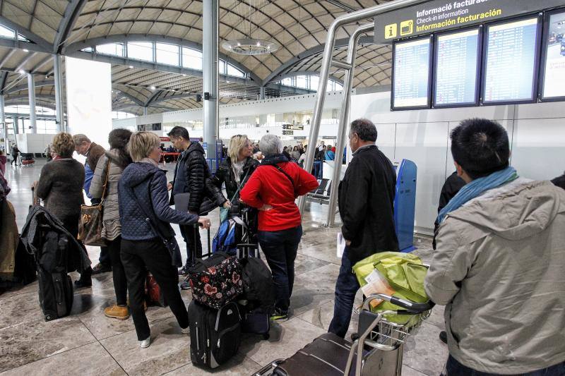 Cancelaciones en El Altet por los atentados en Bruselas