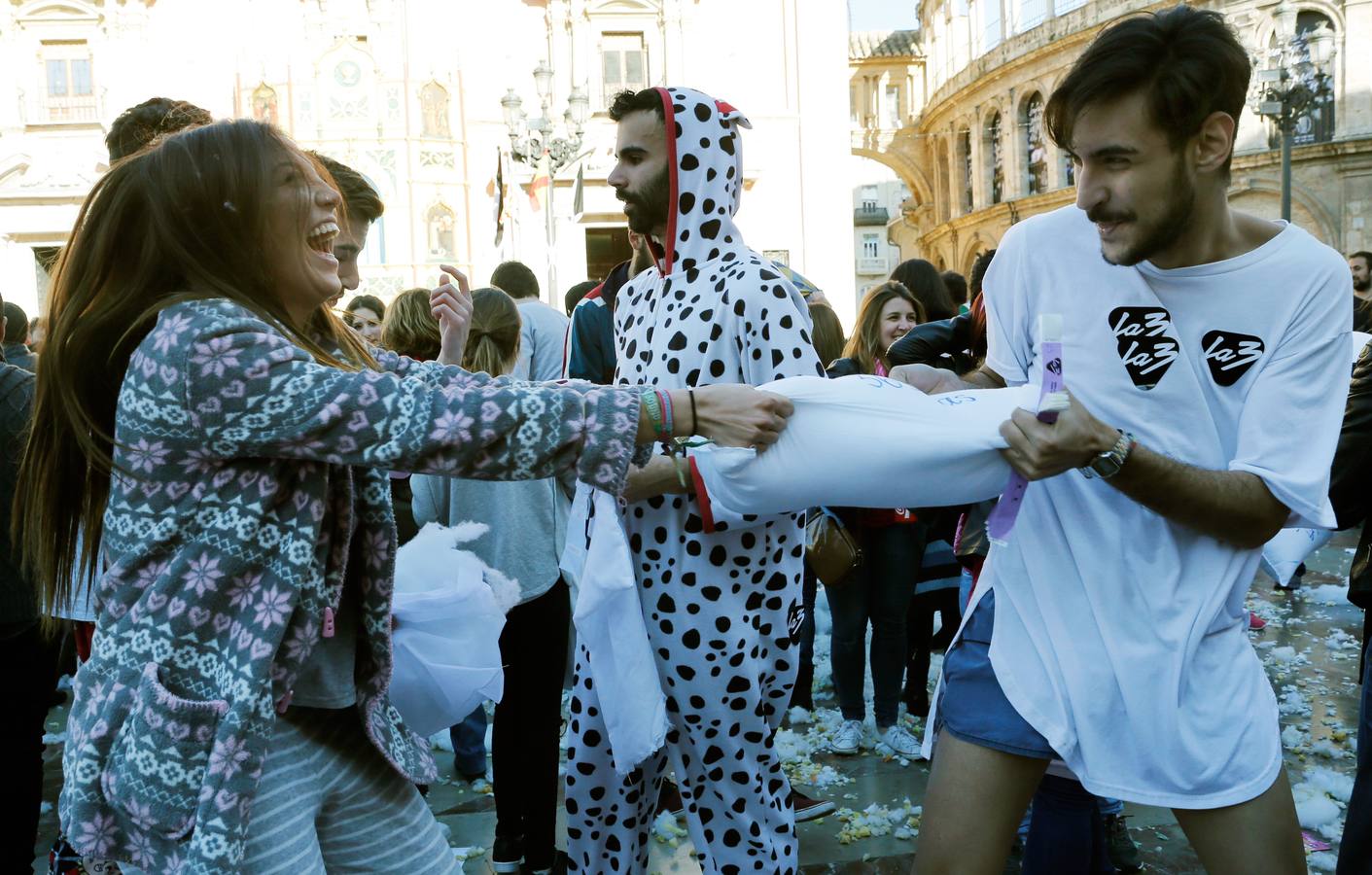 Guerra de almohadas en la plaza de la Virgen