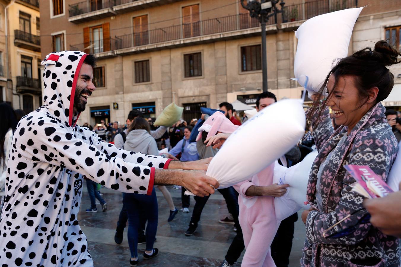 Guerra de almohadas en la plaza de la Virgen