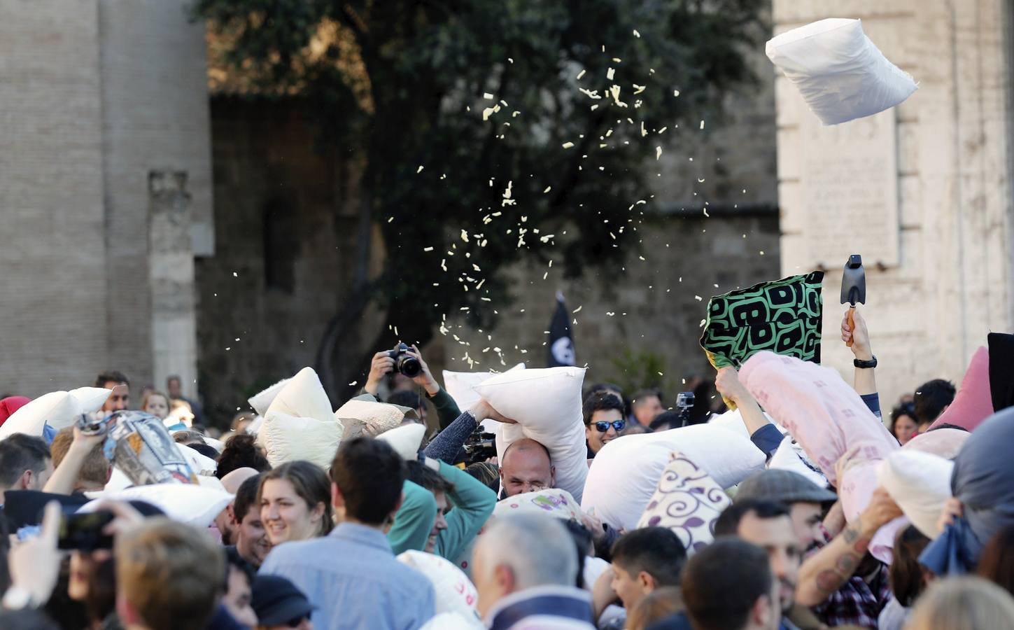 Guerra de almohadas en la plaza de la Virgen