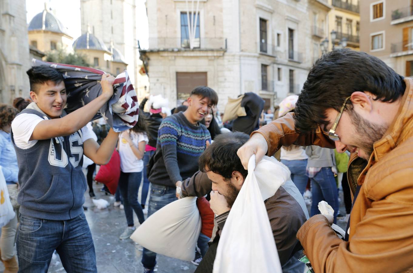 Guerra de almohadas en la plaza de la Virgen