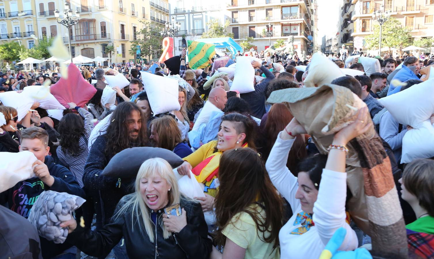 Guerra de almohadas en la plaza de la Virgen