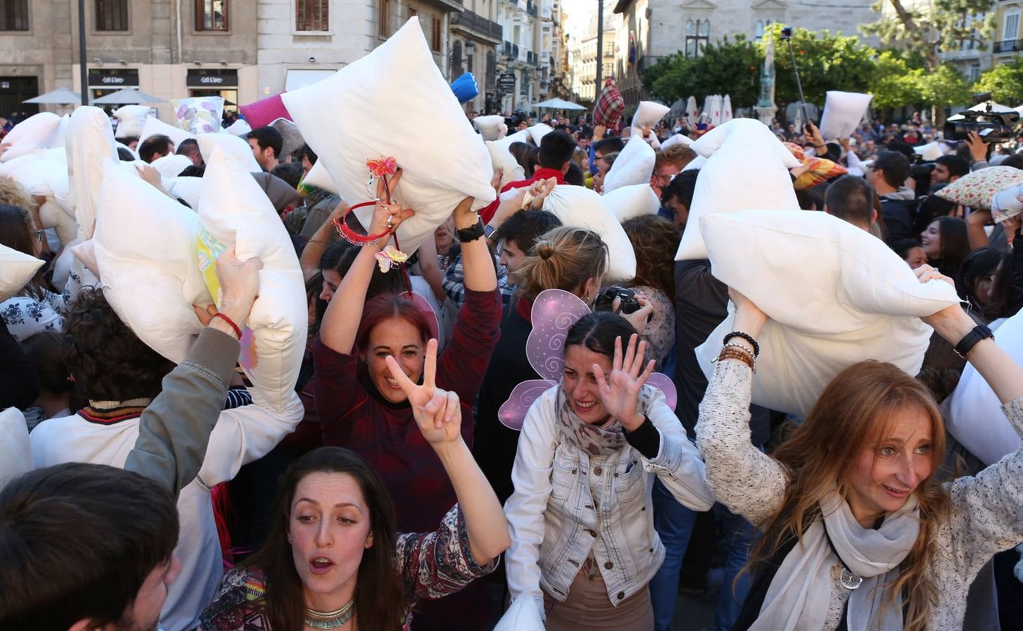 Guerra de almohadas en la plaza de la Virgen