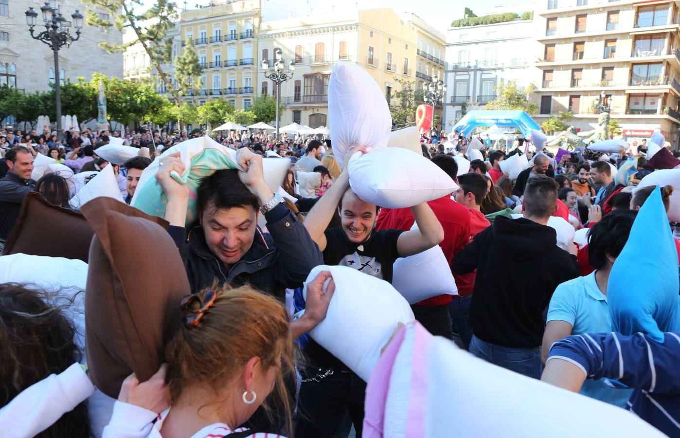 Guerra de almohadas en la plaza de la Virgen