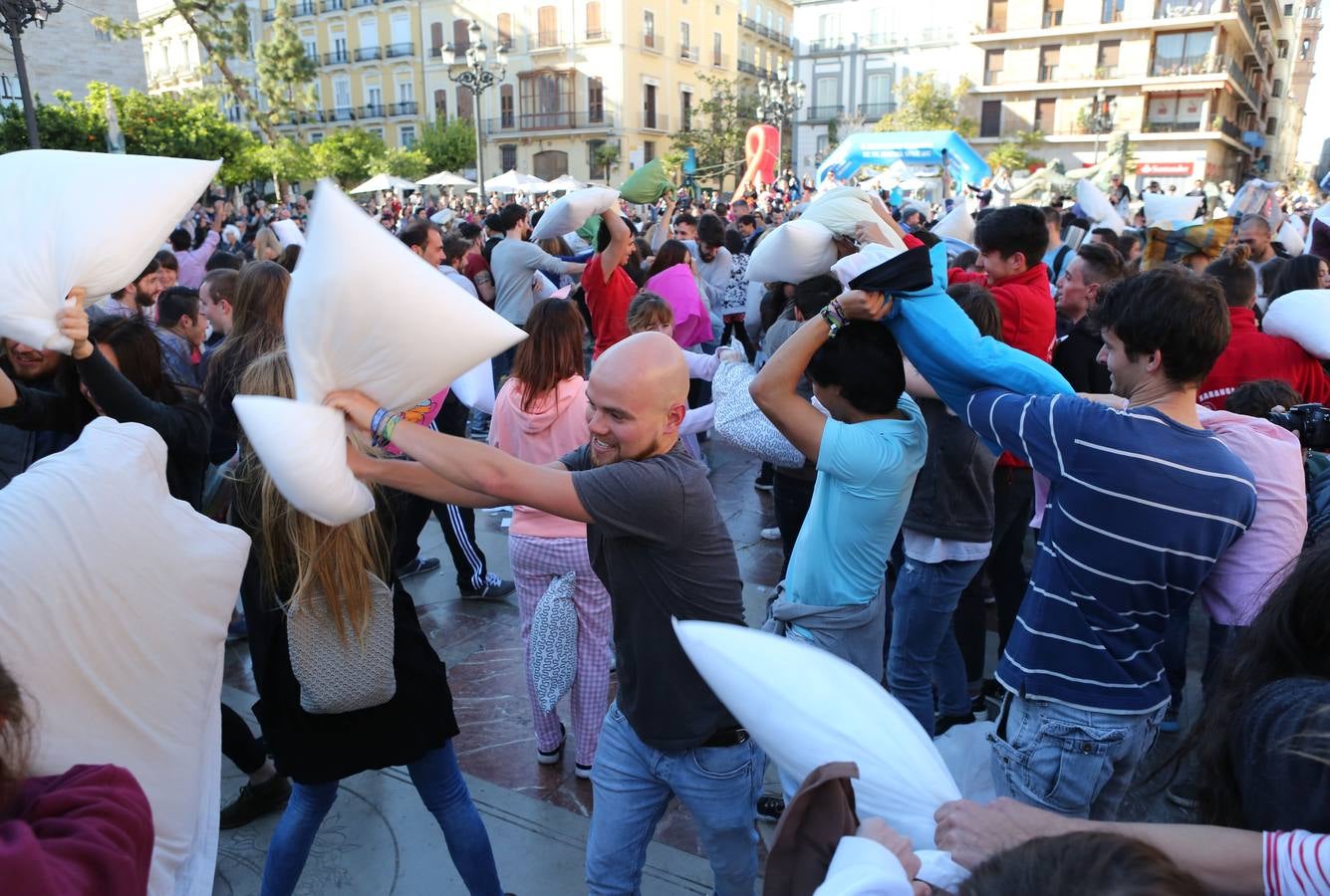 Guerra de almohadas en la plaza de la Virgen