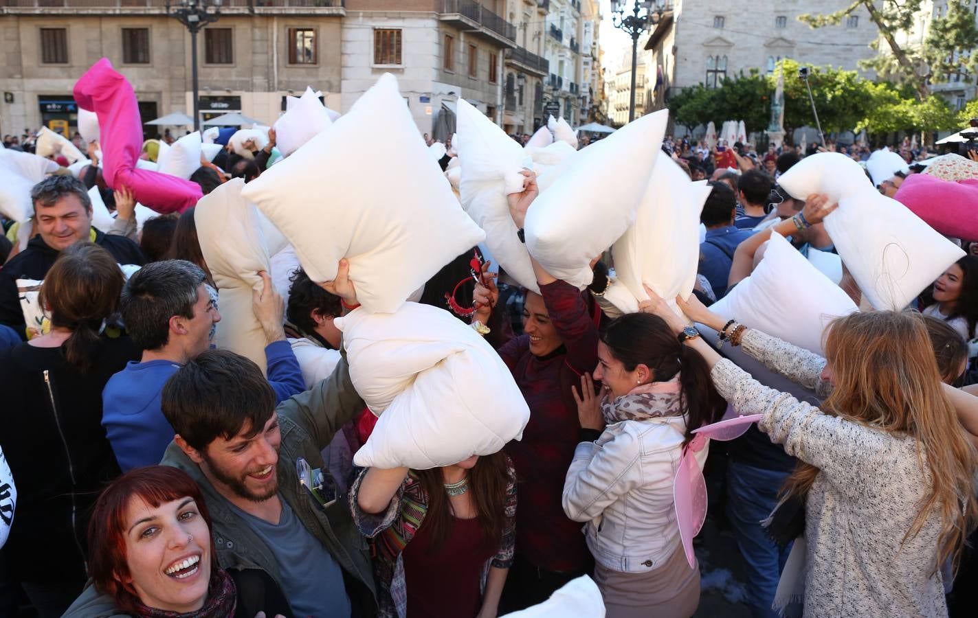 Guerra de almohadas en la plaza de la Virgen