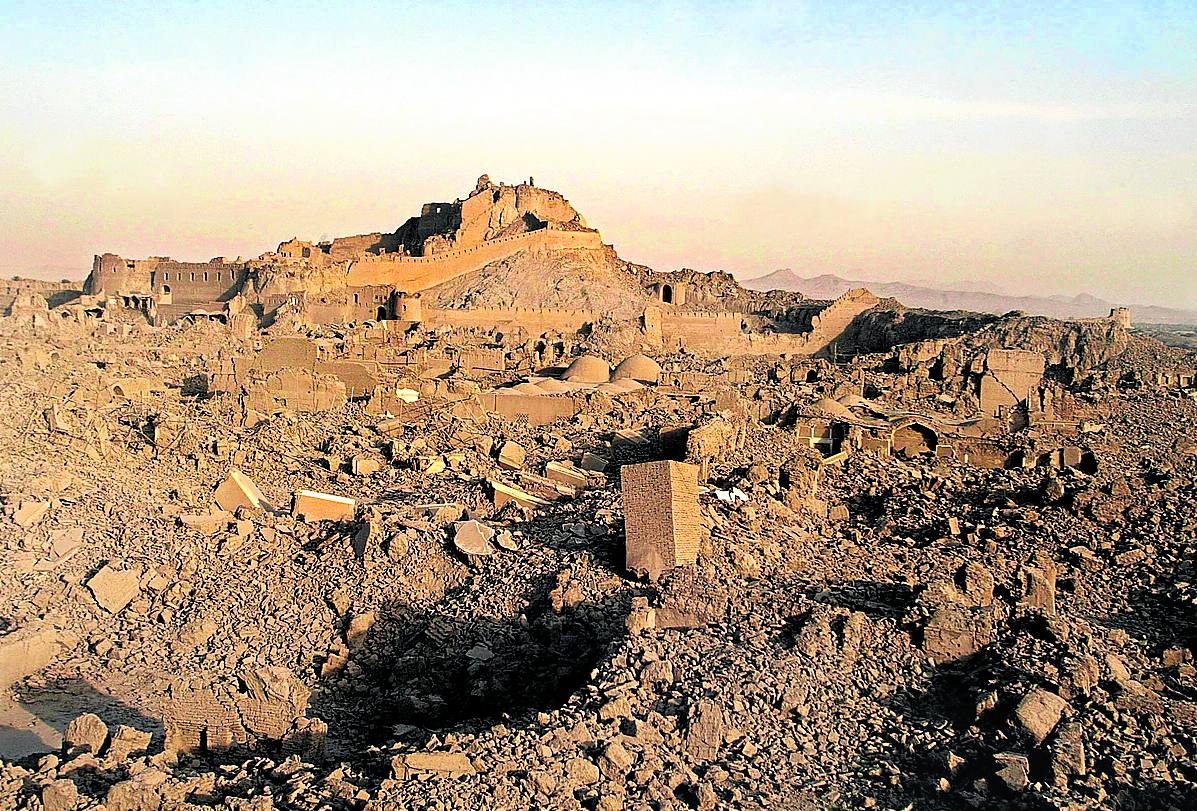 Un terromoto acaba con la mayor fortaleza de adobe. En 2003 un terromoto derribó la ciudadela de Bam (Irán), la mayor del mundo. Los mil millones de euros invertidos han hecho que solo se haya recuperado un 20 %.