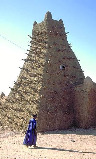 Biblioteca del desierto. La milicia islamista ocupó la ciudad en 2012 e instaló la sharia. Destruyeron mausoleos de peregrinación sufí. Tras la liberación fueron restaurados por la Unesco.