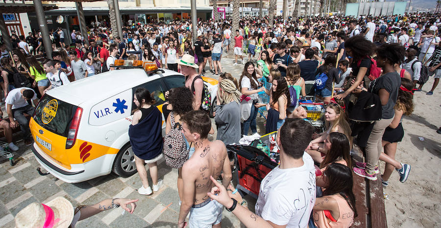 Los jóvenes trasladan la fiesta a la playa de San Juan