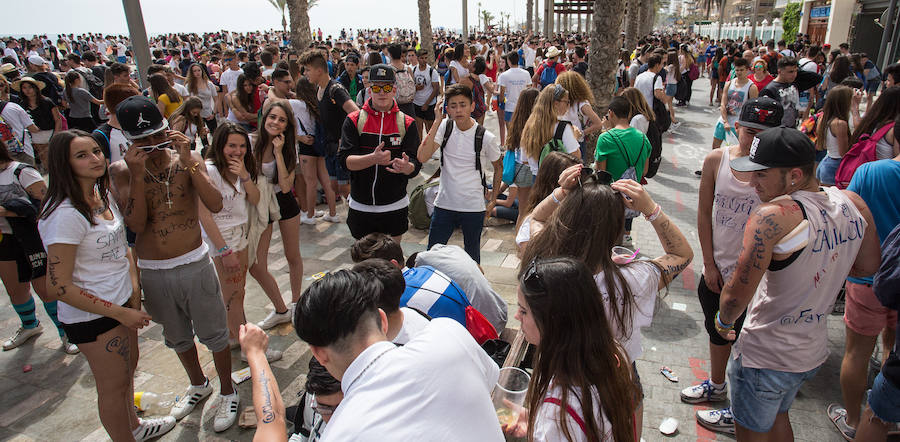 Los jóvenes trasladan la fiesta a la playa de San Juan