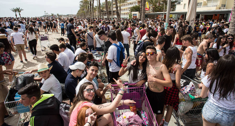 Los jóvenes trasladan la fiesta a la playa de San Juan