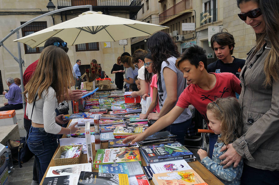 Flores y libros para animar el centro de Elche