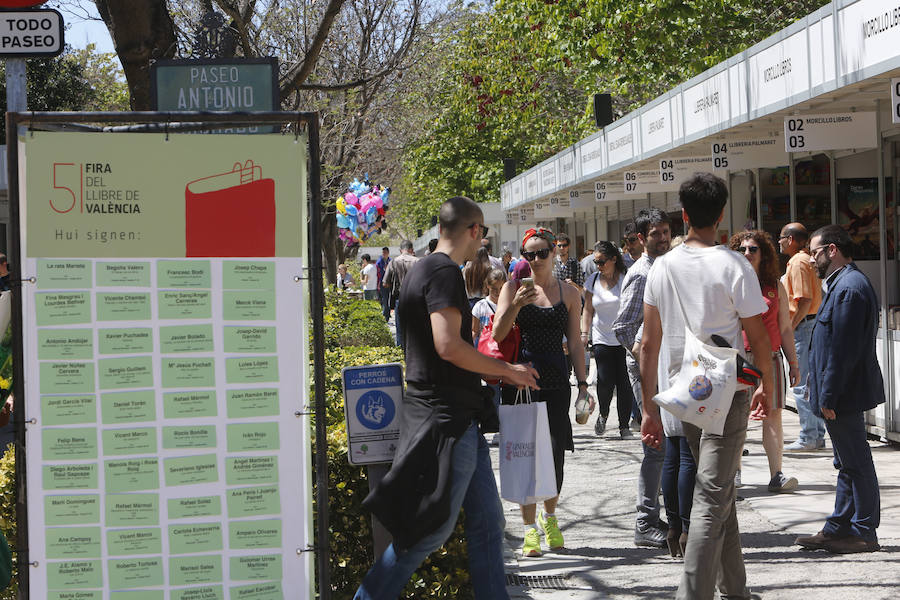 La Fira del Llibre registra el primer llenazo