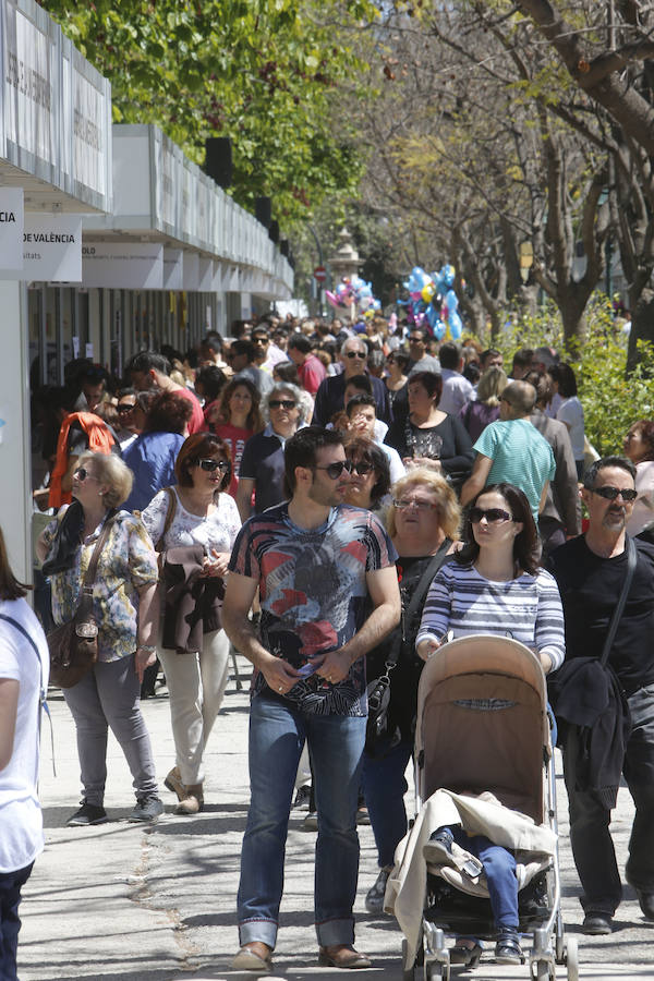 La Fira del Llibre registra el primer llenazo