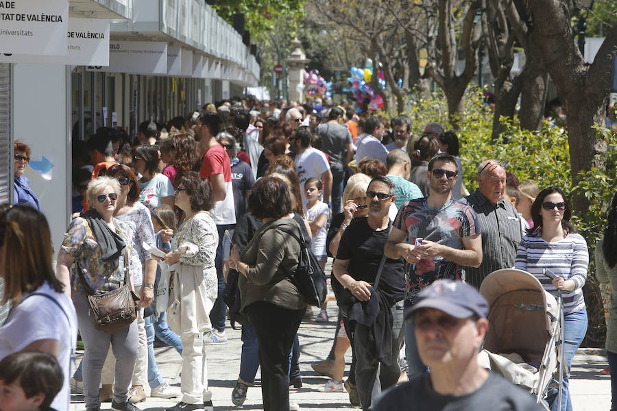 La Fira del Llibre registra el primer llenazo