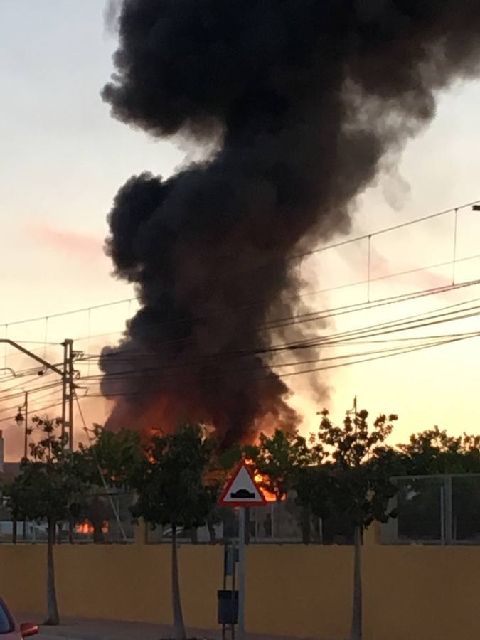 Espectacular incendio en una cooperativa de Alginet