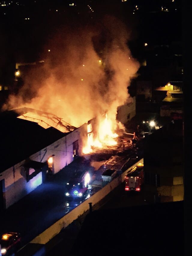 Espectacular incendio en una cooperativa de Alginet