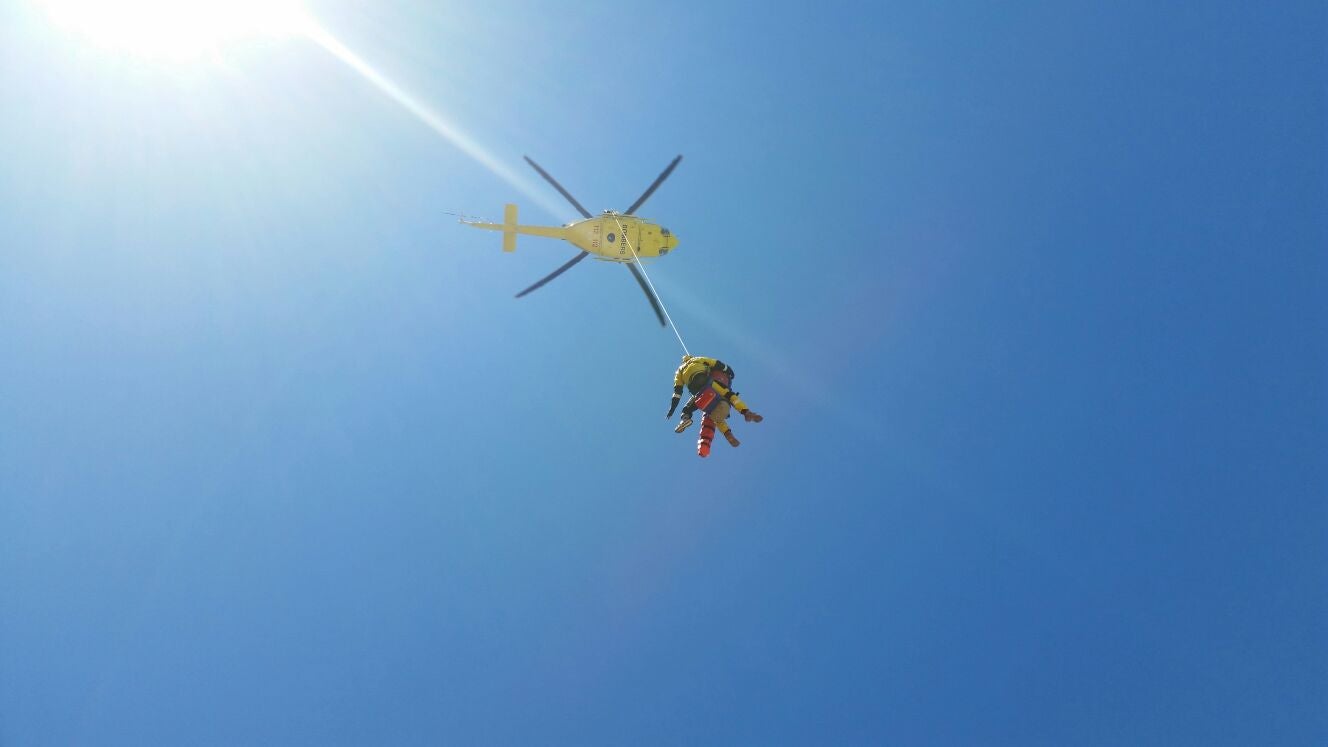 Rescatan con un helicóptero a un hombre herido en la Cova Tallada de Xàbia