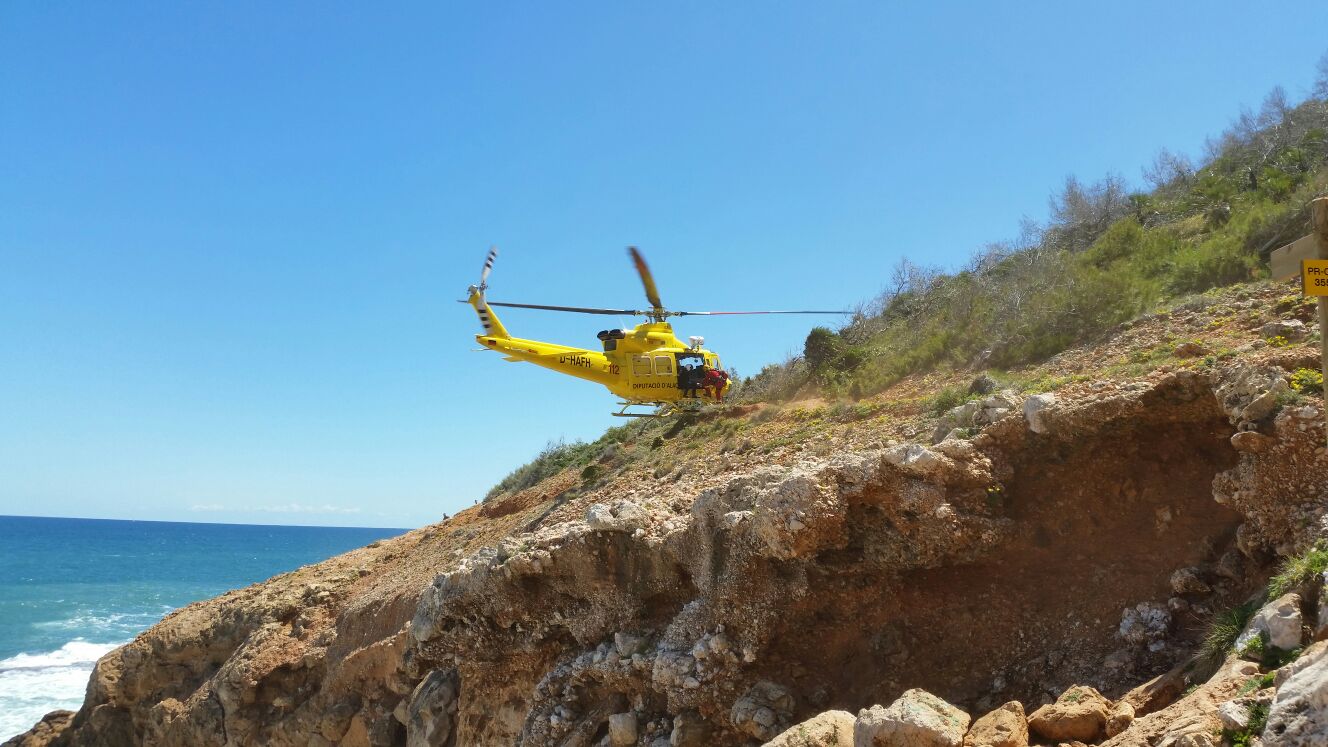 Rescatan con un helicóptero a un hombre herido en la Cova Tallada de Xàbia