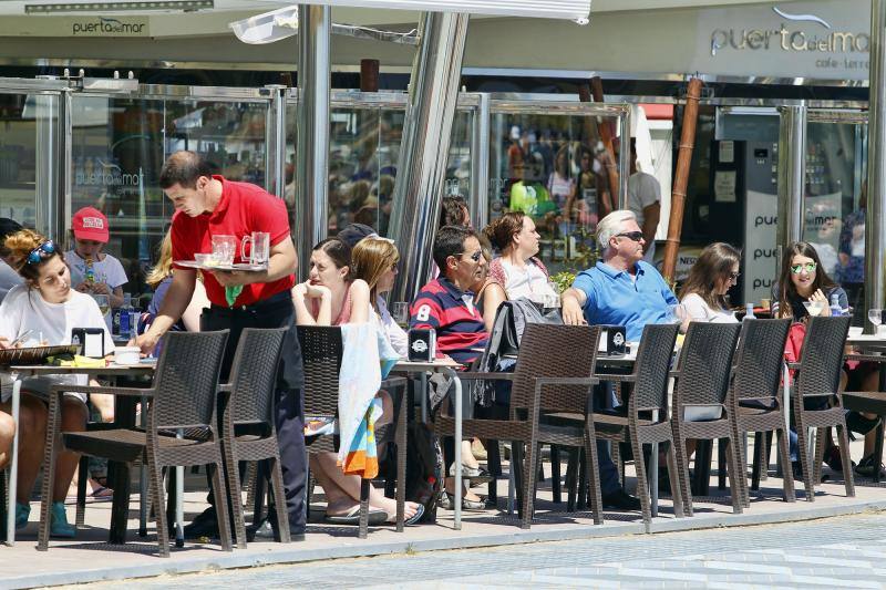 Turistas abarrotan las playas de Alicante por el Puente de Mayo