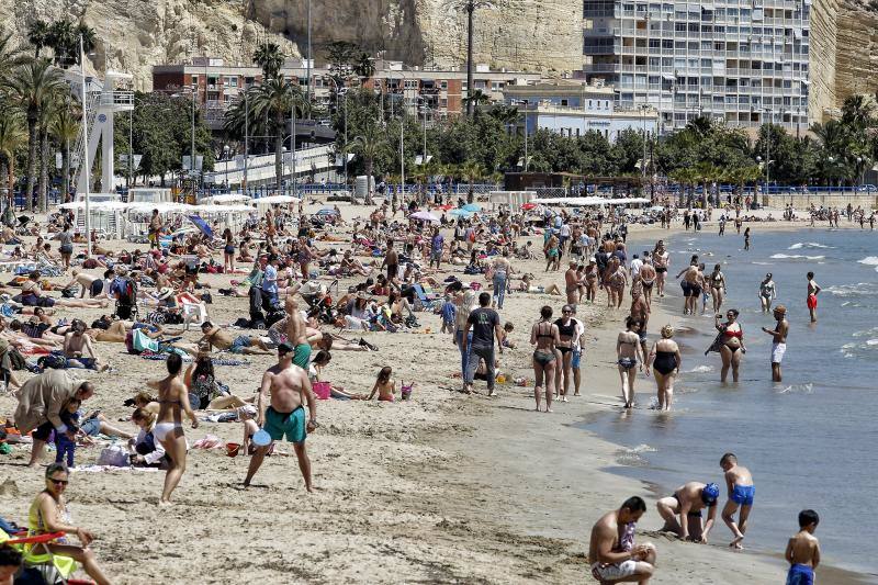 Turistas abarrotan las playas de Alicante por el Puente de Mayo