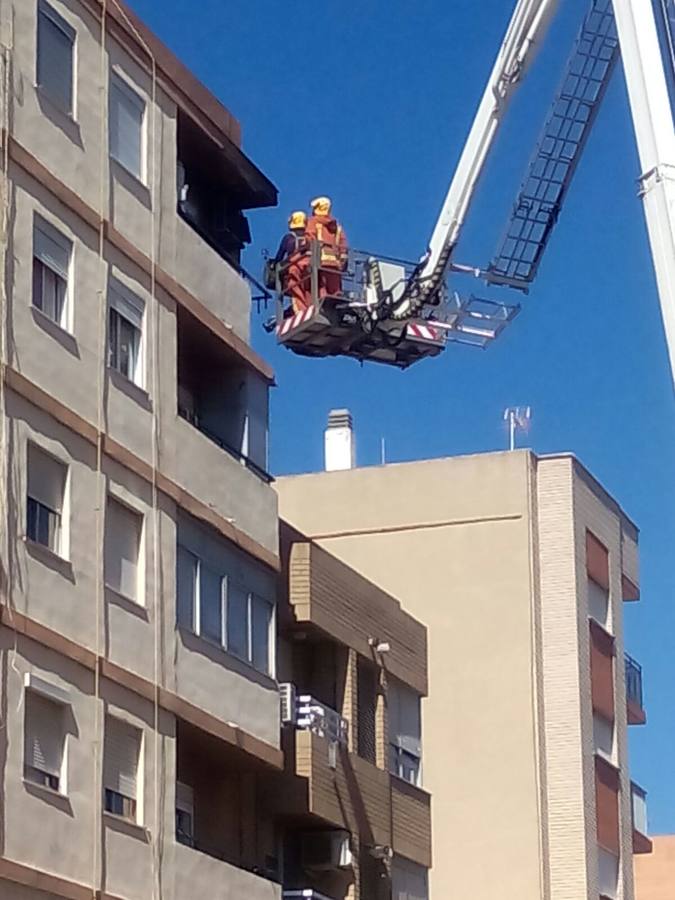 Una explosión destroza el balcón de un piso en Tavernes Blanques