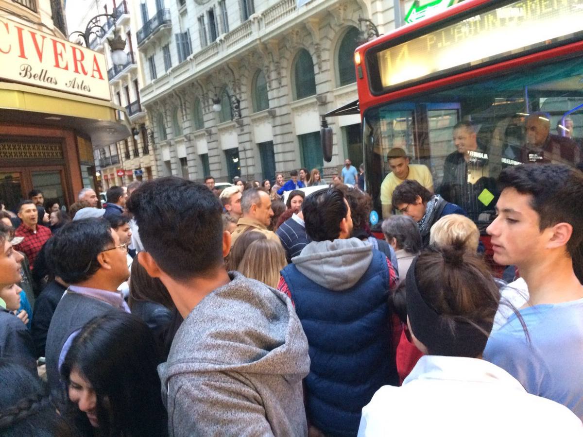 Una mujer corta el paso a un autobús y atasca el centro de Valencia