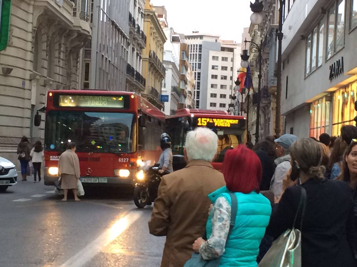 Una mujer corta el paso a un autobús y atasca el centro de Valencia