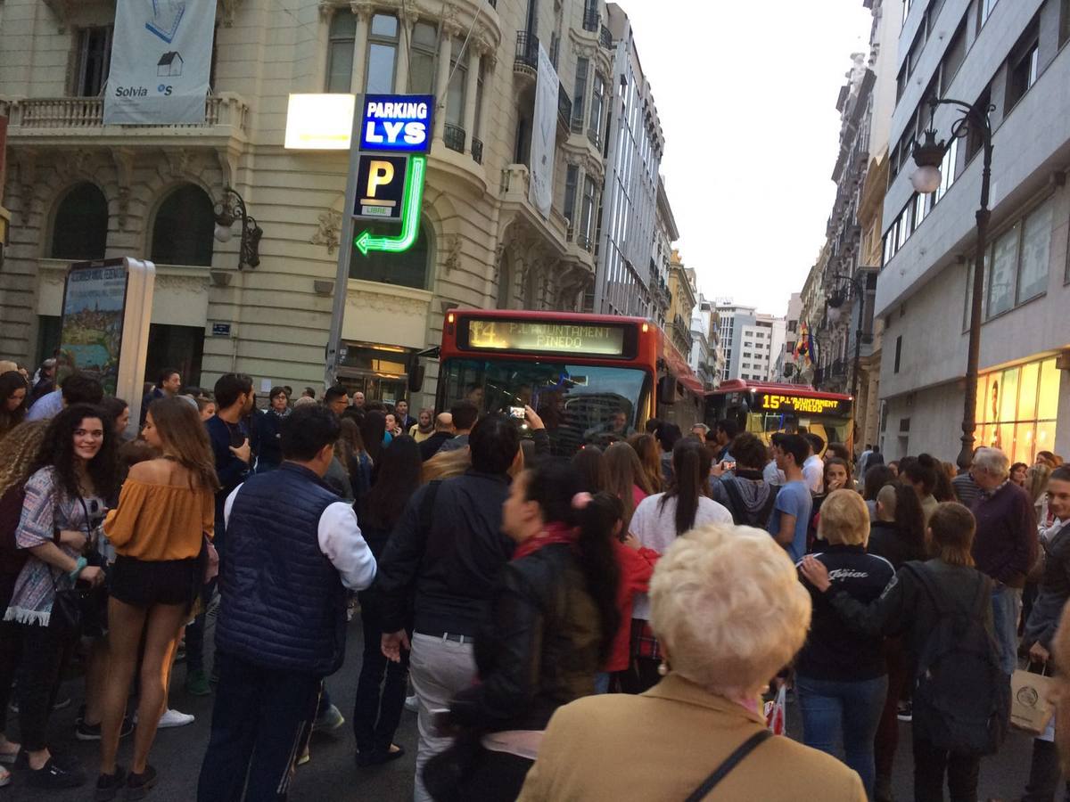 Una mujer corta el paso a un autobús y atasca el centro de Valencia