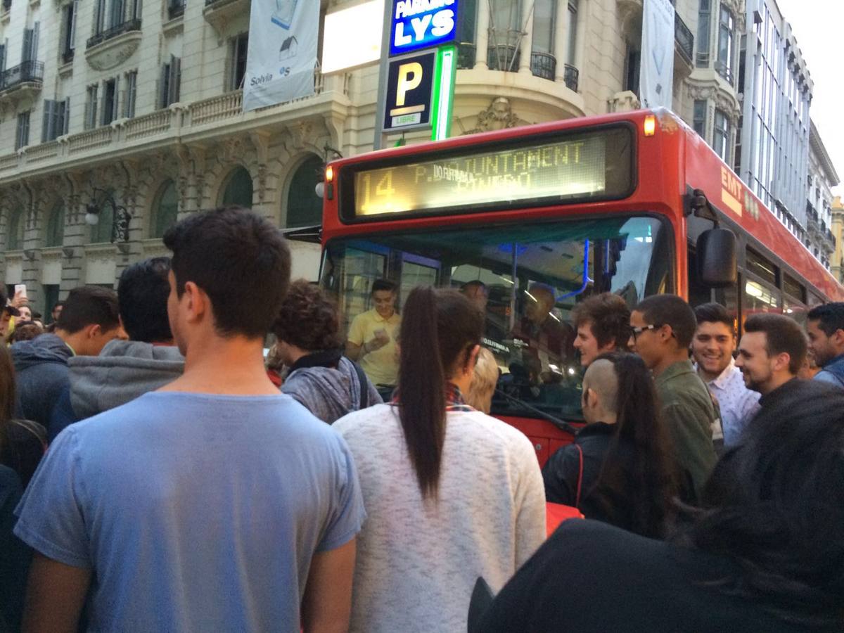 Una mujer corta el paso a un autobús y atasca el centro de Valencia