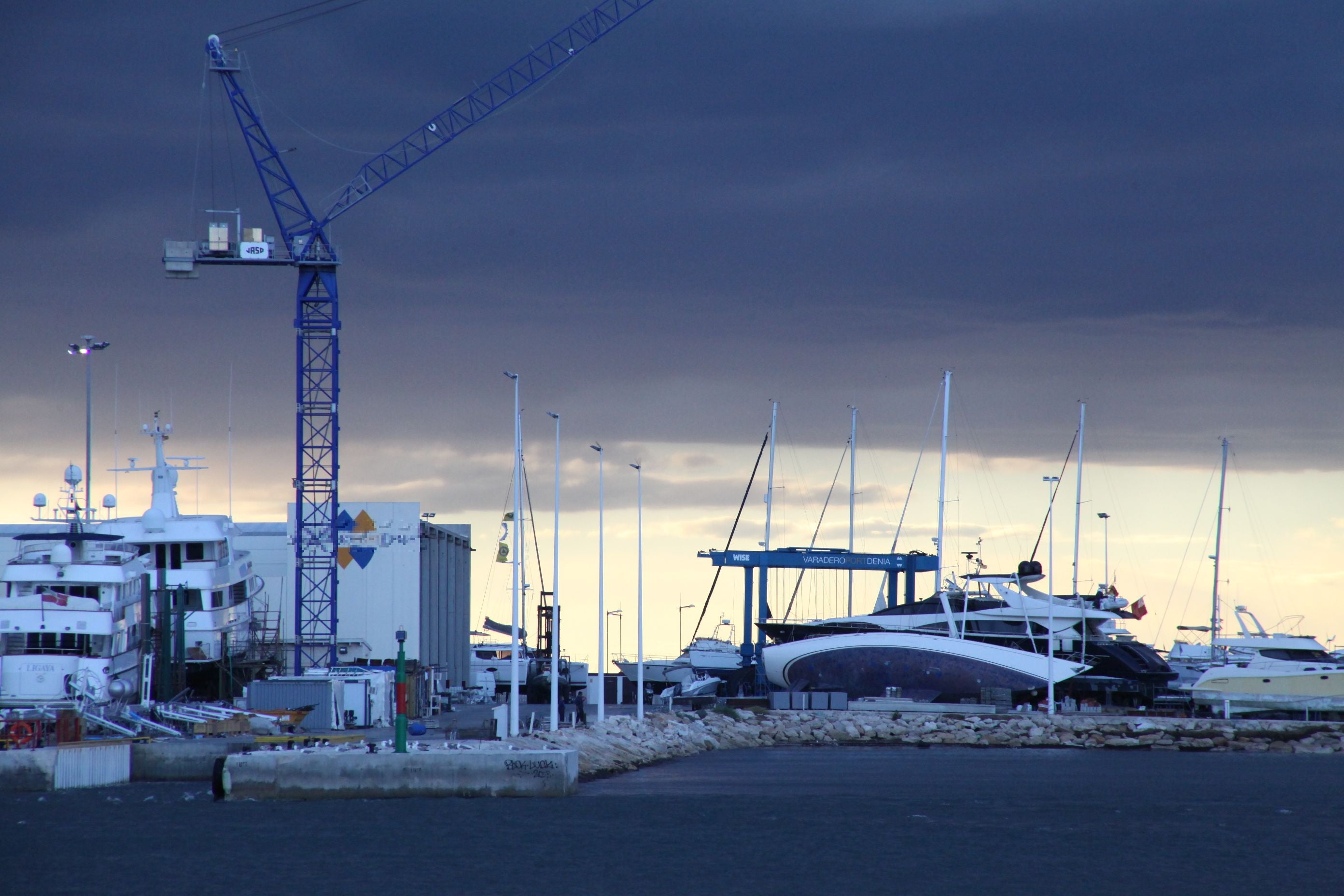 Barco volcado en Dénia