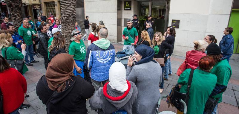 Protesta de la Plataforma Stop Desahucios en Alicante