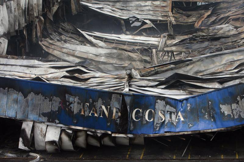 La empresa de transformación de pescado Fandicosta, situada en el témino de Moaña, en la Ría de Vigo, junto al Puente de Rande, que ayer sufrió un impresionante incendio.