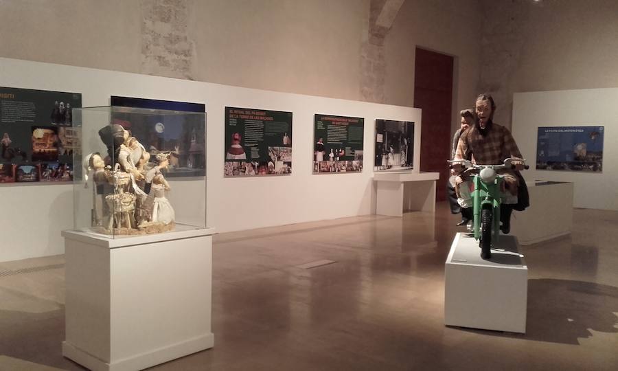 Fotos de la exposición en homenaje a las fiestas populares de la Comunitat