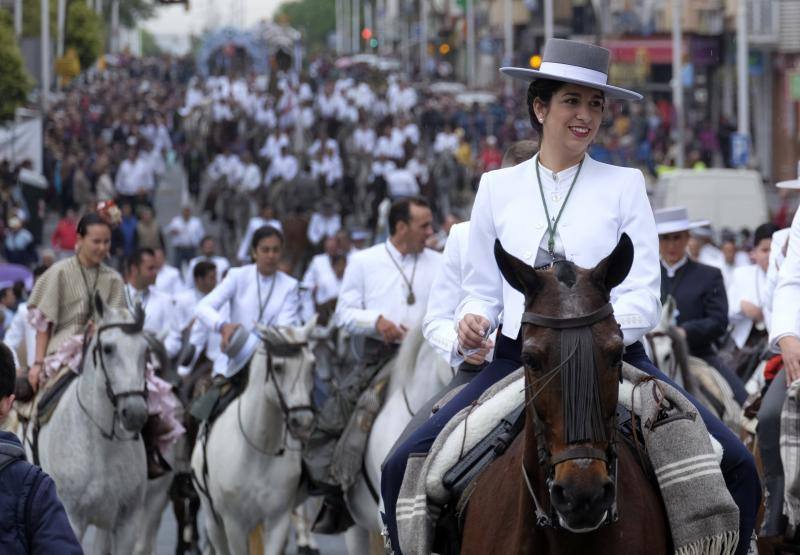 La Hermandad del Rocío de Huelva recorre las calles de la capital antes de iniciar el camino hacia El Rocío