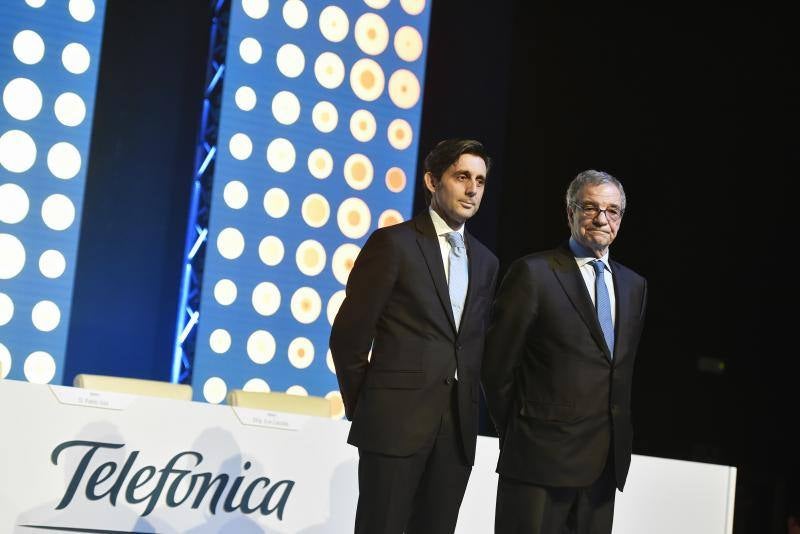 l presidente de Telefonica, José María Álvarez-Pallete (i) y su antecesor en el cargo, César Alierta, durante la junta general de accionistas de la empresa