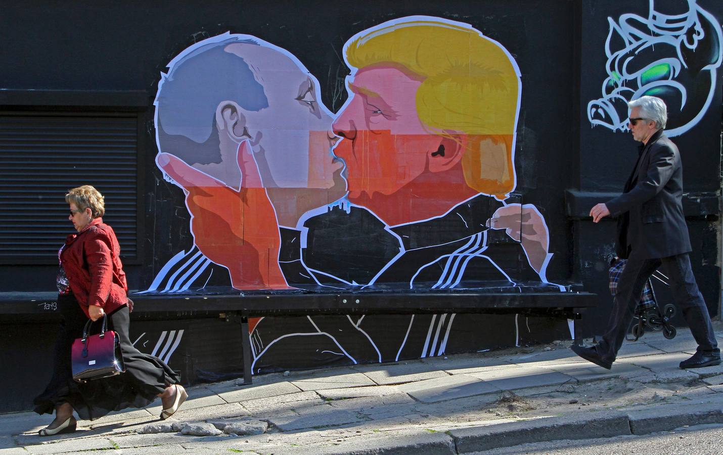 Un mural que representa un beso entre el aspirante a candidato a la Presidencia de EE UU, Donald Trump, y el presidente ruso Vladimir Putin, en la capital de Lituania, Vilna).