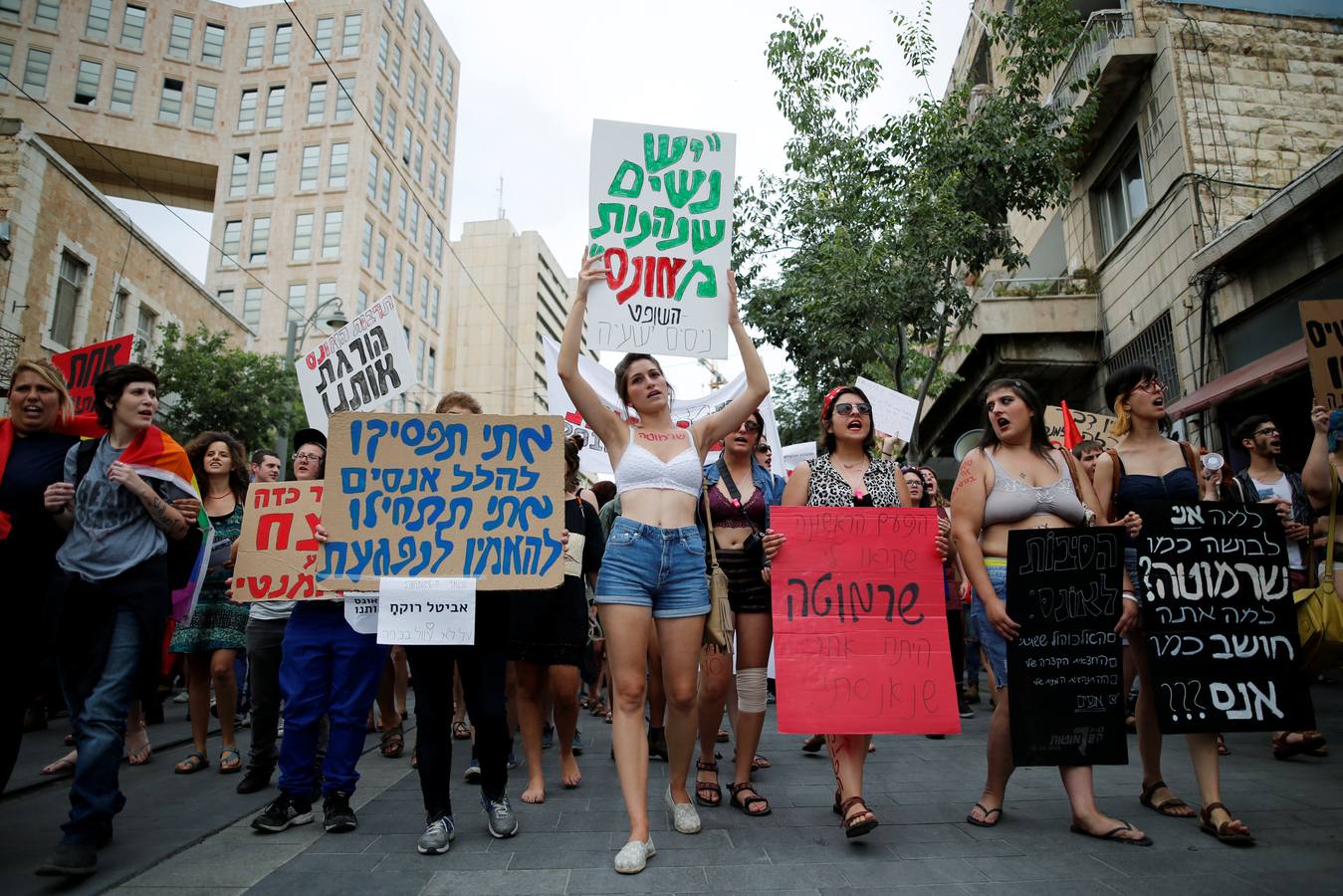 Mujeres con pancartas con el lema 'Paseo de zorras' (Slut Walk) en Jerusalén. El movimiento Slut Walk comenzó después de que un policía de Toronto dijera que las violaciones se podrían evitar si las mujeres no vistieran como "zorras".