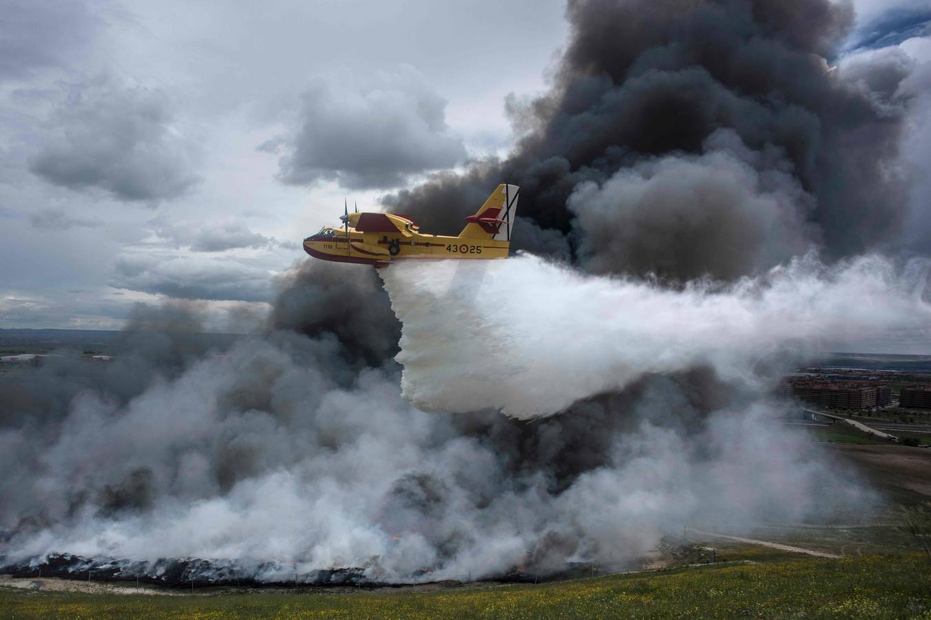 Un hidroavión, descargando agua en el incendio de Seseña.