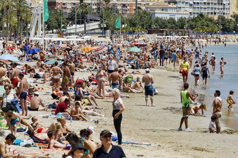 La playa de El Postiguet llena gracias a las altas temperaturas