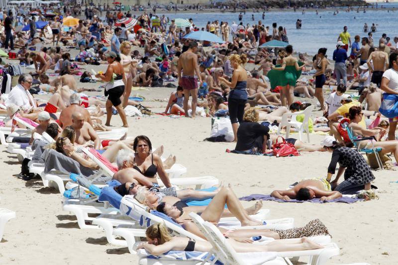 La playa de El Postiguet llena gracias a las altas temperaturas